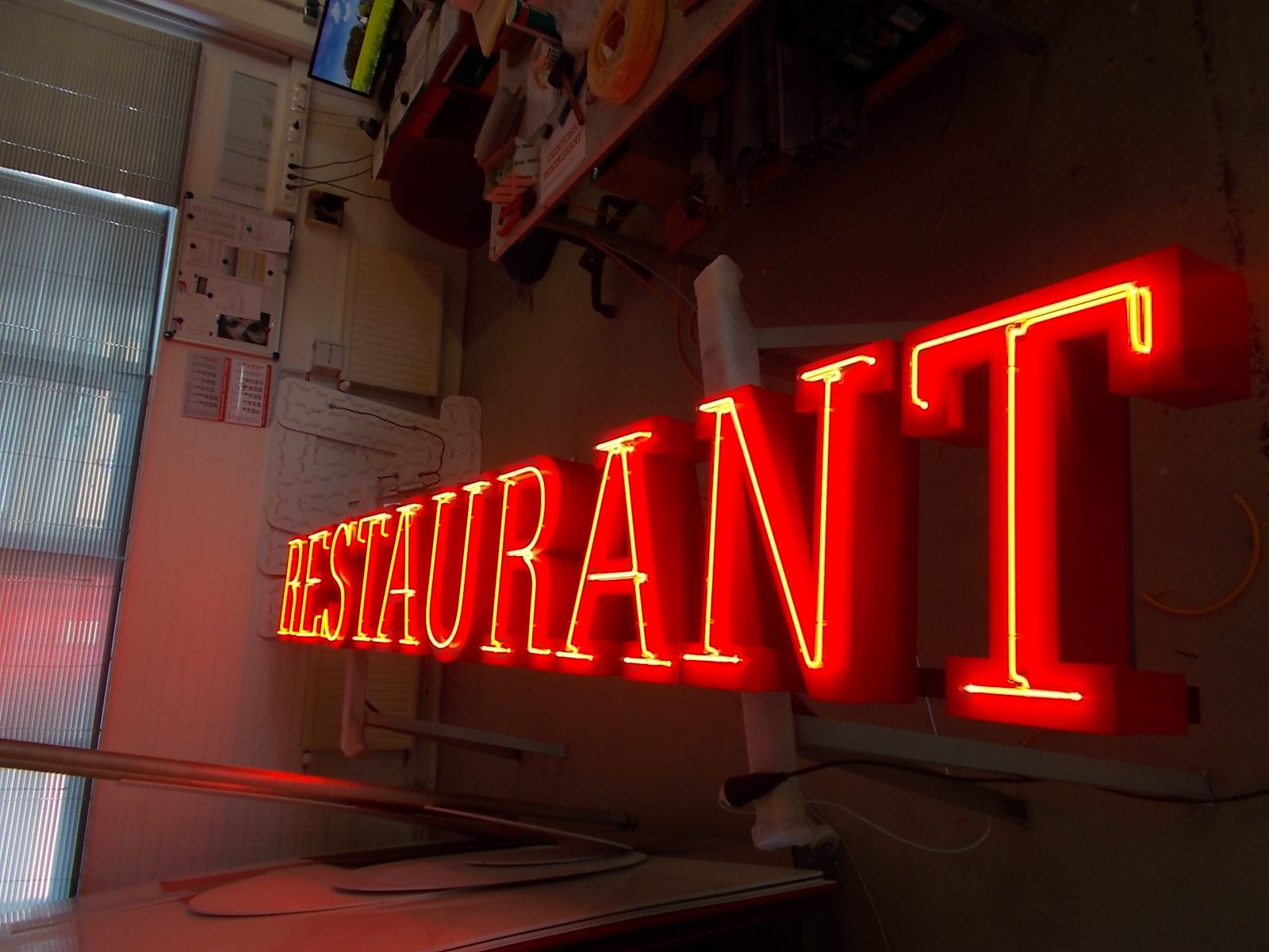Restaurant — Neon in der Werkstatt