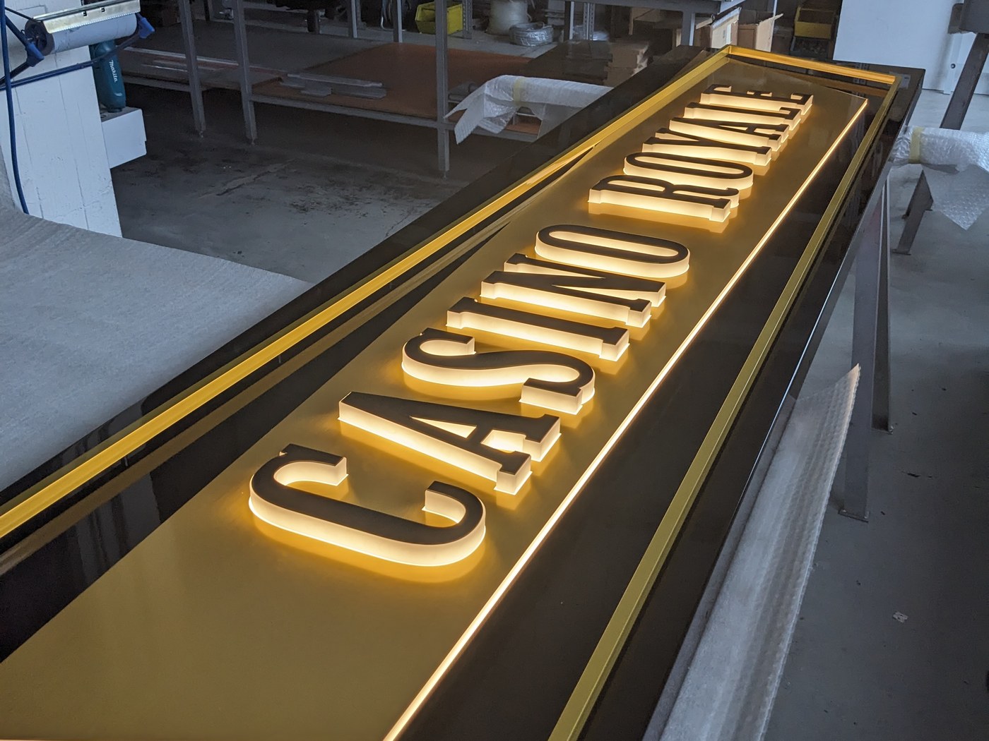 Casino Royale — goldenes Leuchtbild beim Leuchttest