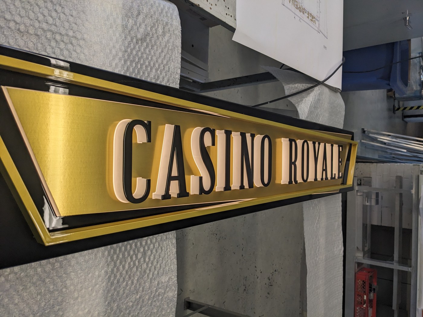 Casino Royale — fertige Goldfront mit schwarzen Buchstaben