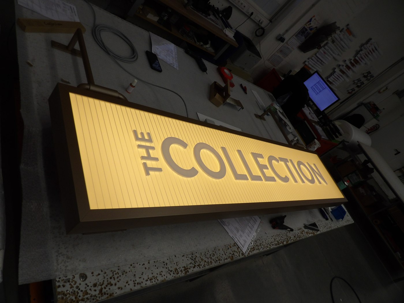 The Collection — warmweiß beleuchtet, angewinkelt