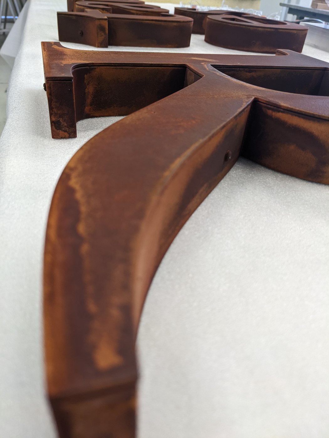 endlich ich — gealterte Stahlblech-Optik im Detail
