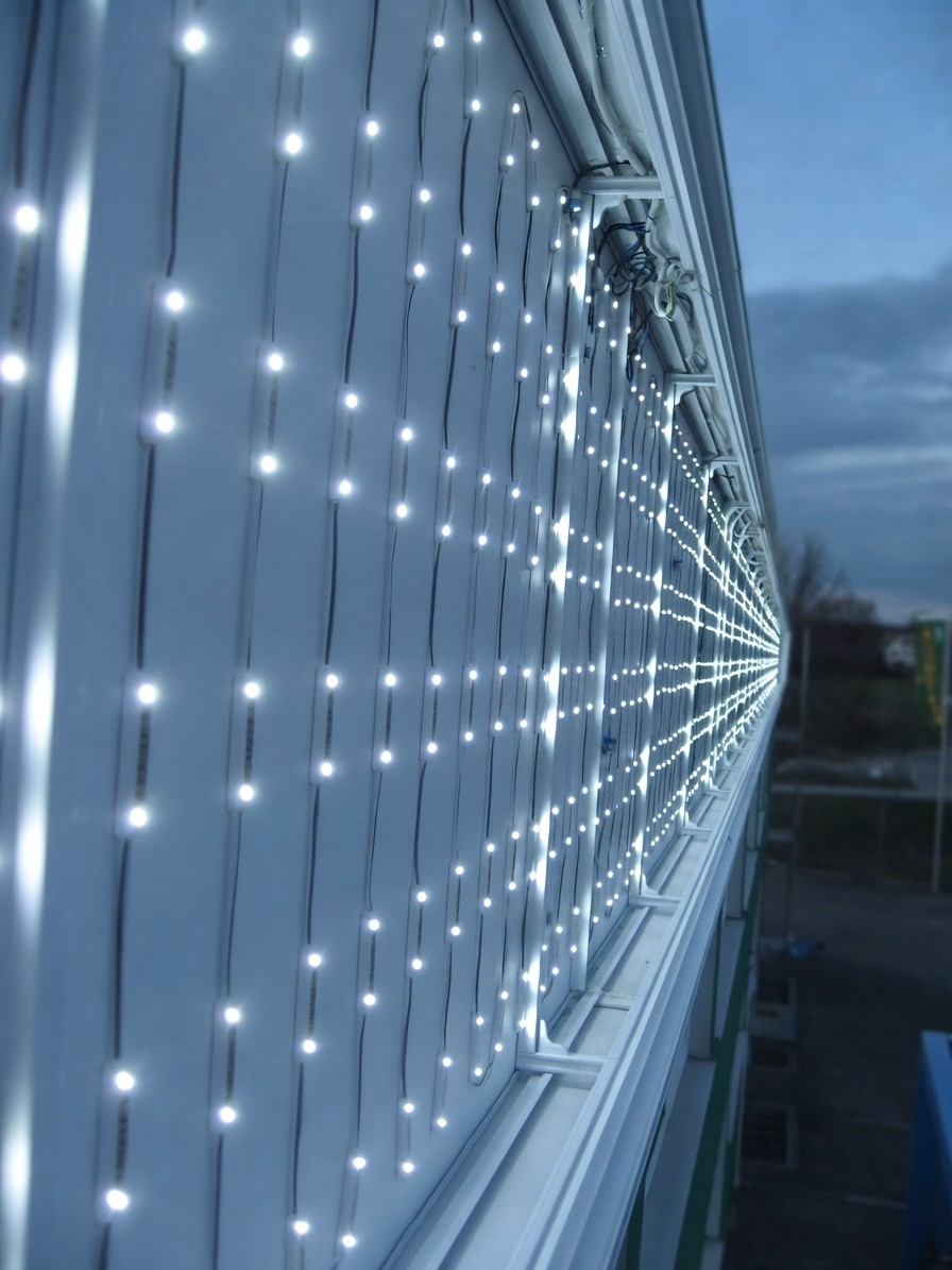Blick entlang einer offenen Großanlage — LED-Reihen auf der Rückwand, vor der Frontmontage