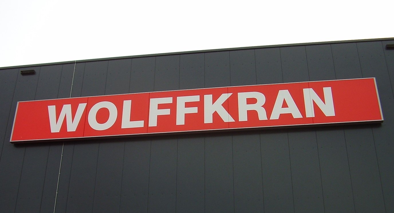 WOLFFKRAN · Langfeld-Transparent — die ganze Fläche ist die Botschaft
