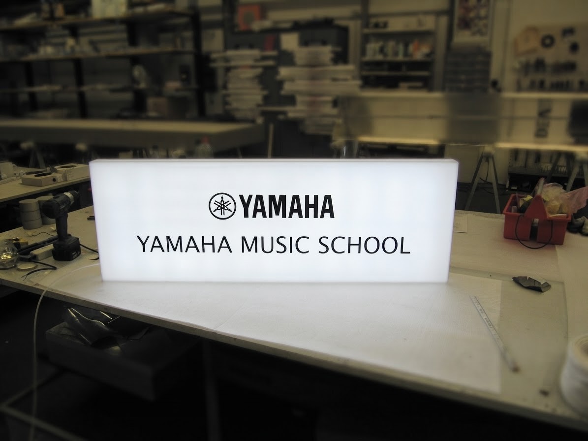 Yamaha Music School · Profil 8 — leuchtet bis über die Kanten, frisch aus der Fertigung
