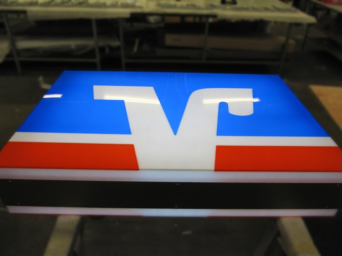 Volksbank · die Haube überragt den Korpus — vor der Montage