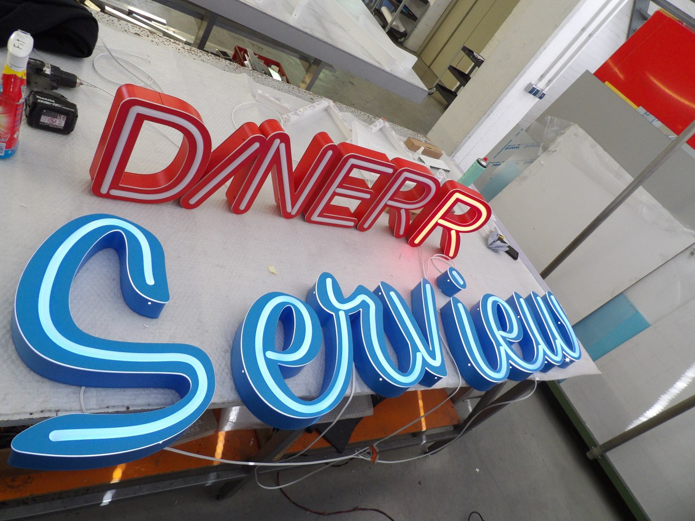 DINER und Serview beim Leuchttest in der Werkstatt