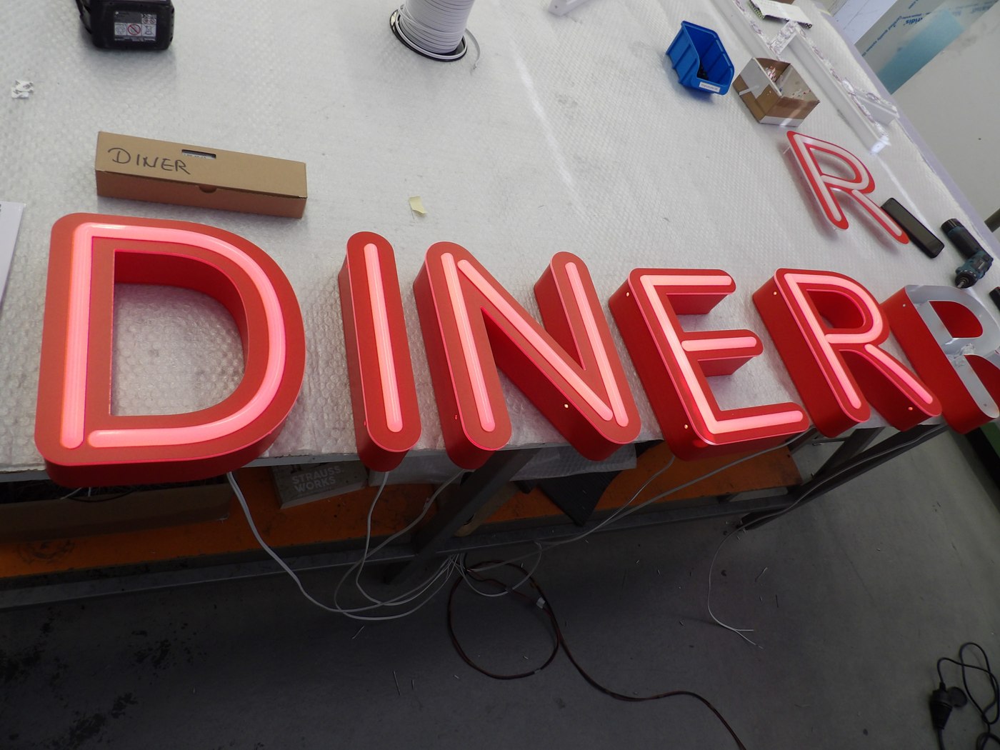 Der rote DINER-Schriftzug auf der Werkbank
