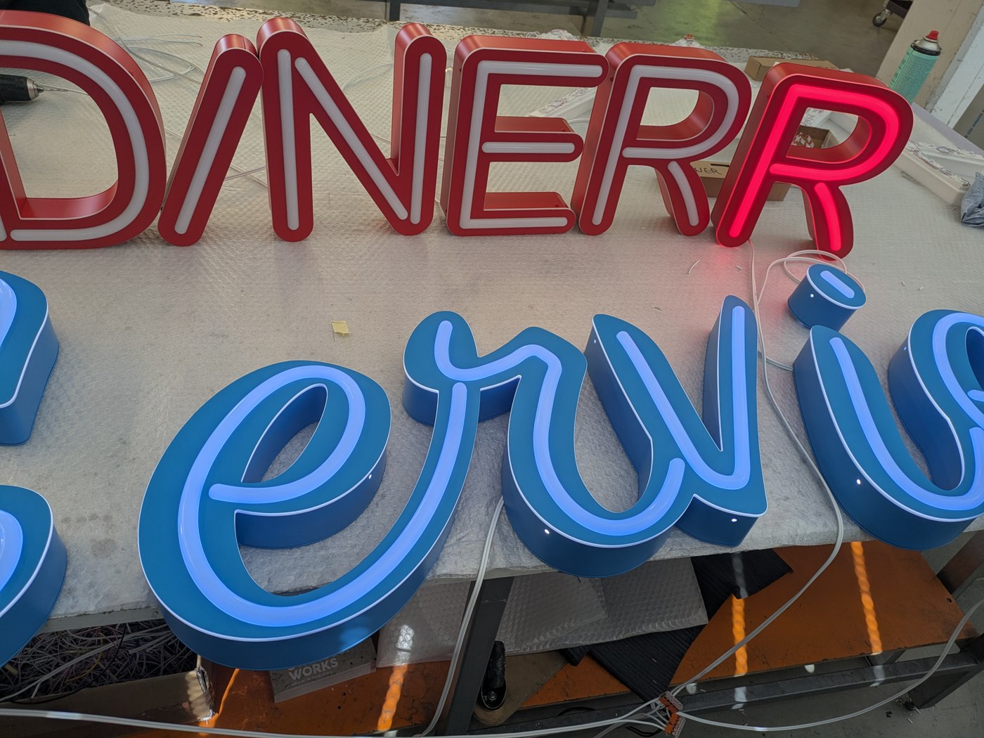 DINER und Serview im Rohaufbau nebeneinander